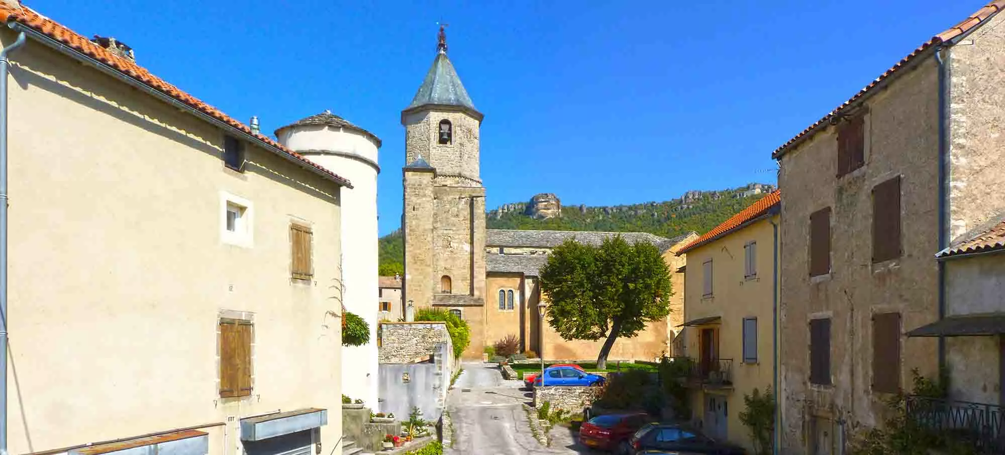 Abbatiale bénédictine Saint-Pierre de Nant en Aveyron