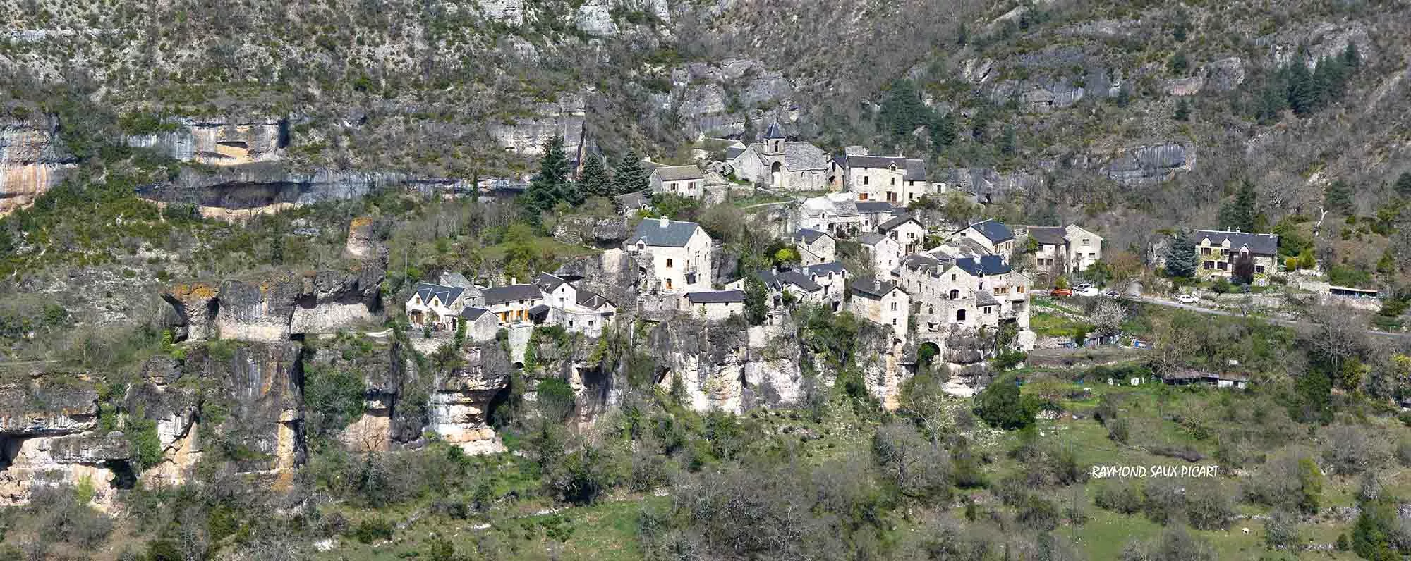 Cantobre en Aveyron le village perché de la vallée de la Dourbie