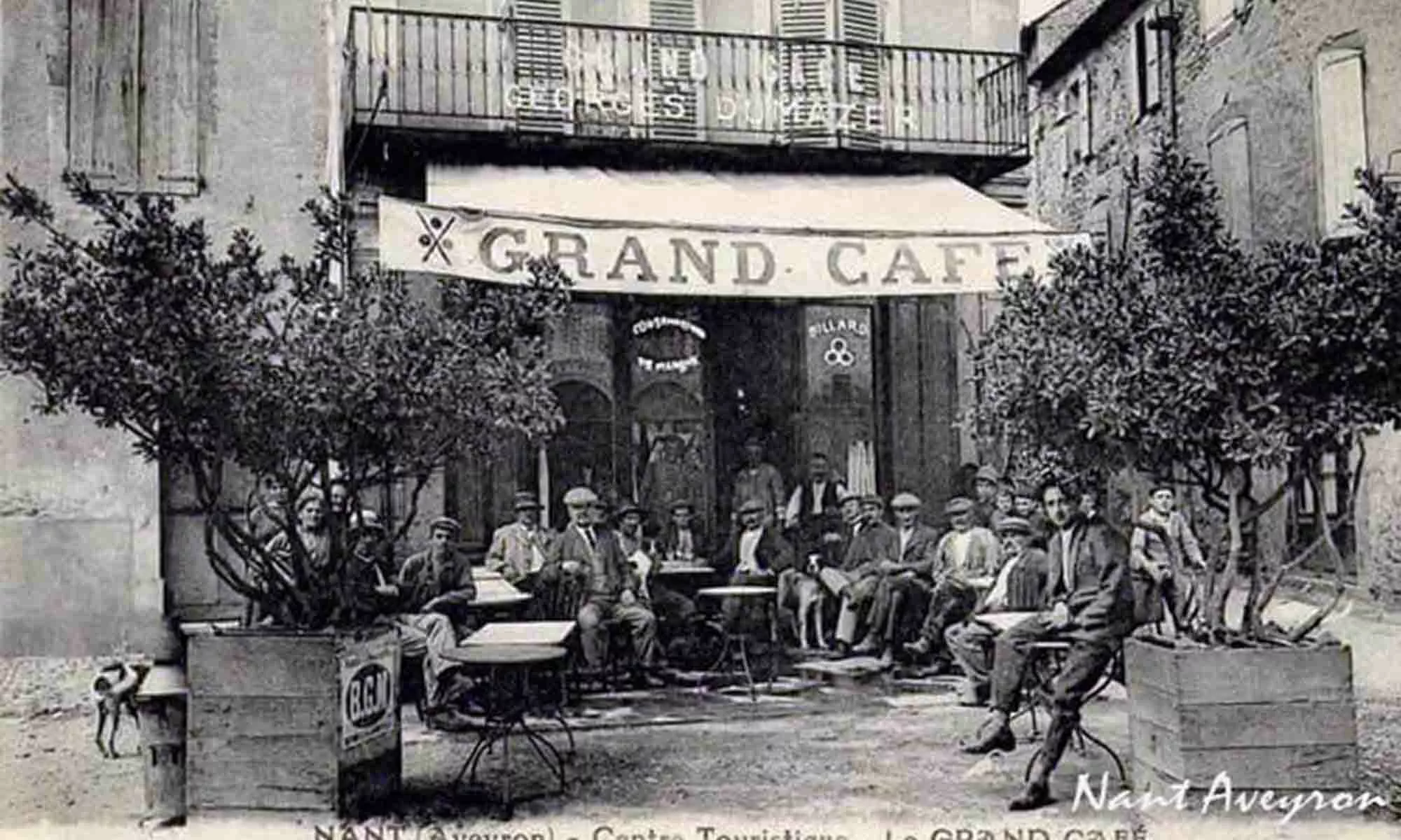 Bar grand Le grand café à Nant sur la place du Claux