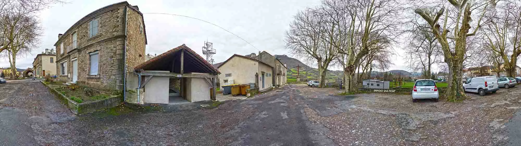 Parking à Nant c'est l'Allée Chaude