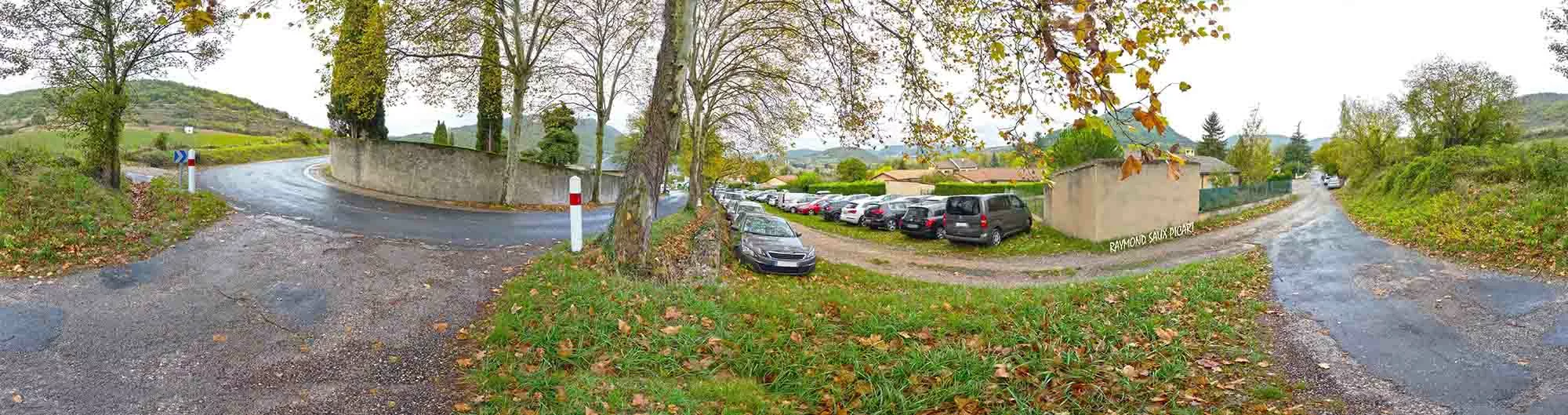 Parking du cimetière à Nant d'Aveyron