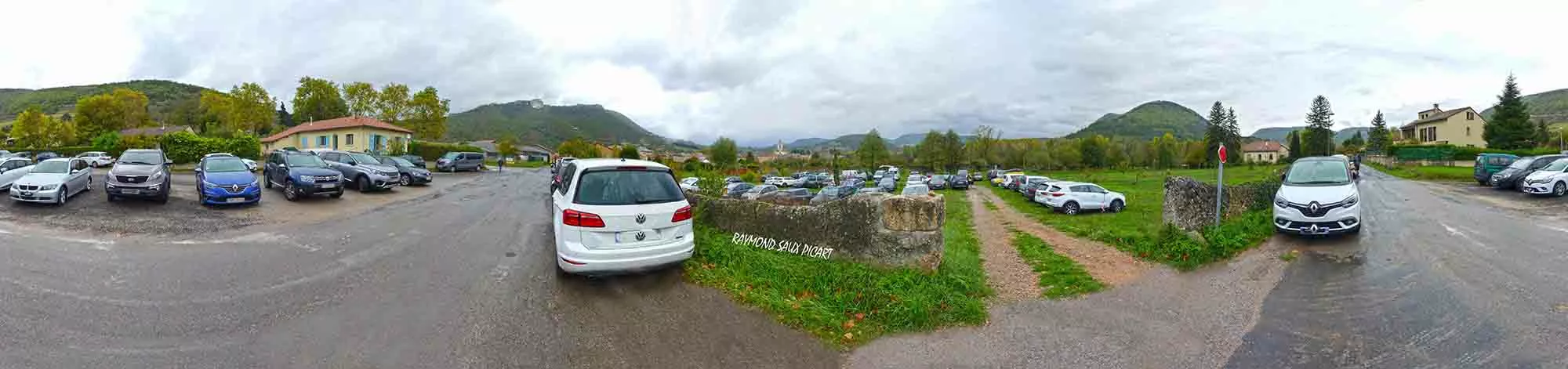 Parking Vernèdes pratique pour sa grande capacité de stationnement