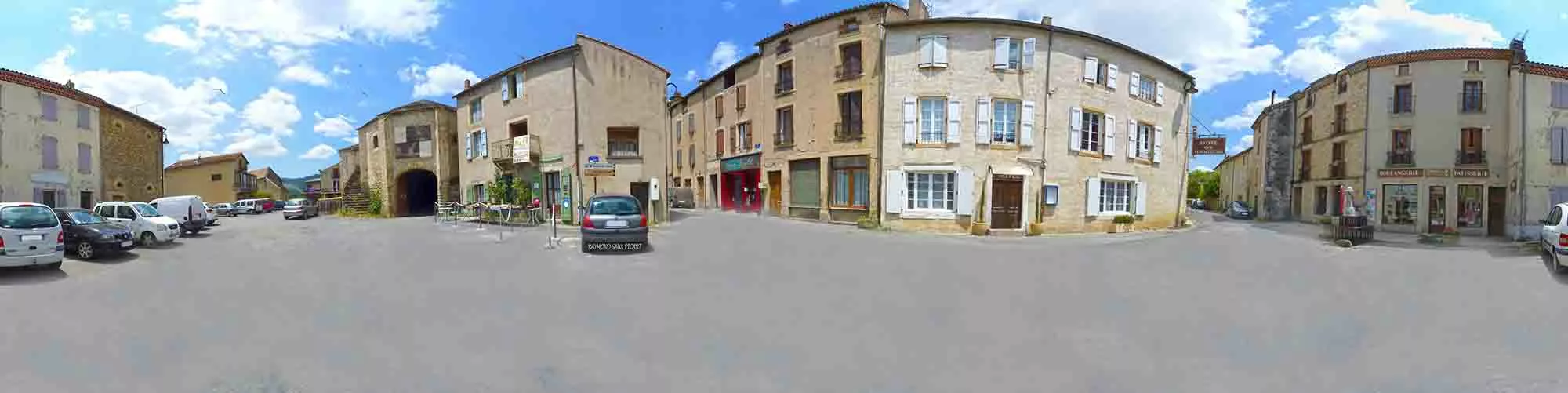 Parking sur la place Saint-Jacques Nant Aveyron