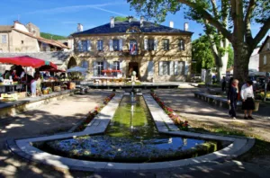 Mairie de Nant avec sa fontaine qui a coûté un bras