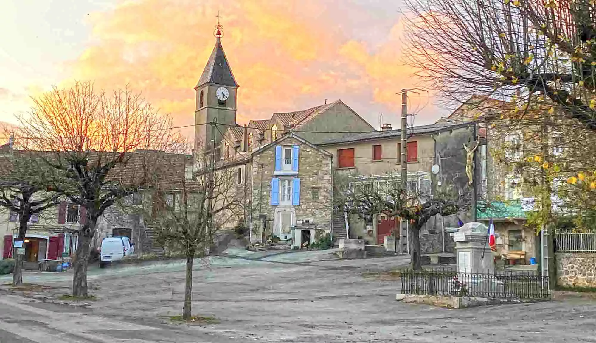 Place de l'Hospitalet du Larzac en Aveyron